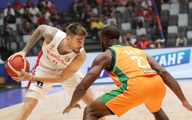 Juancho Hernangomez en una acción contra Cedric Bah durante el partido.