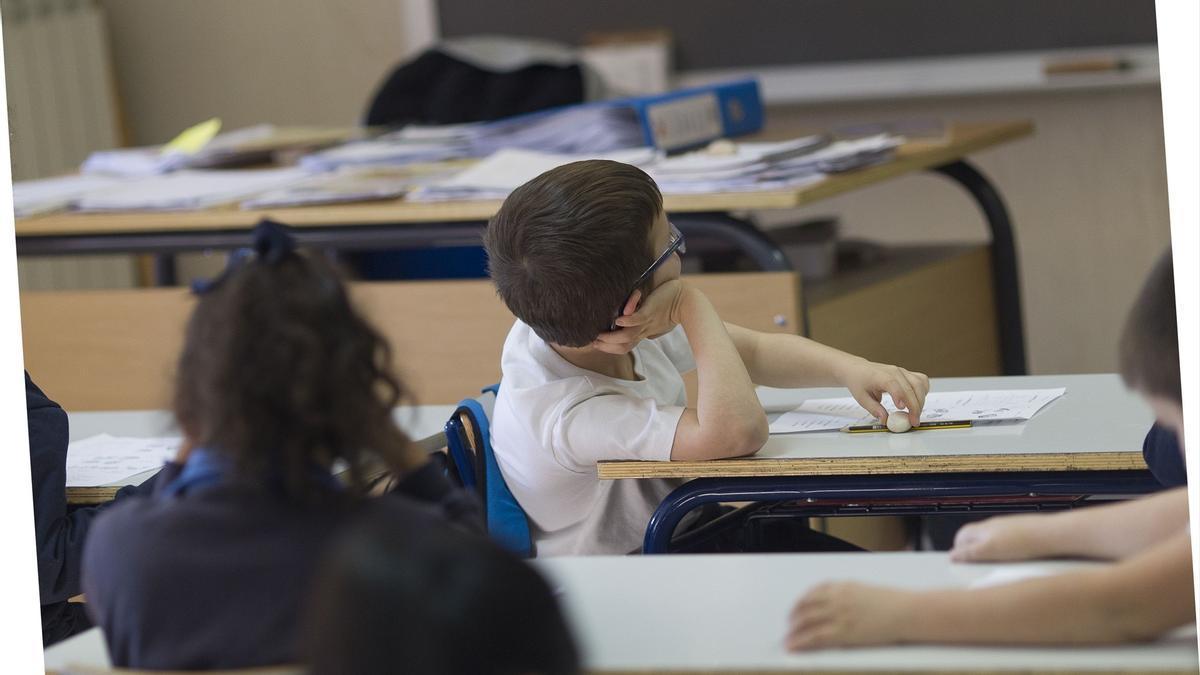 Un alumno de primaria en clase.