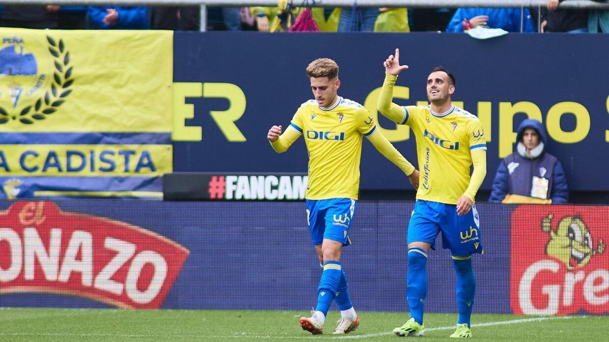 Juanmi celebra su gol con el Cádiz del sábado pasado, junto a Robert Navarro. / AFP7 VÍA EUROPA PRESS