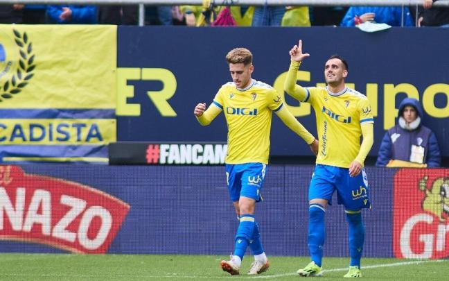 Juanmi celebra su gol con el Cádiz del sábado pasado, junto a Robert Navarro. / AFP7 VÍA EUROPA PRESS