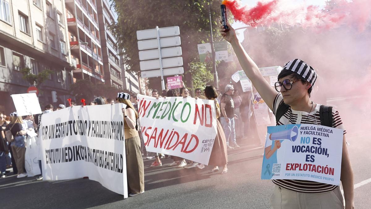 Multitudinaria manifestación de médicos en Bilbao para reivindicar un estatuto marco propio.