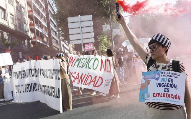 Multitudinaria manifestación de médicos en Bilbao para reivindicar un estatuto marco propio.