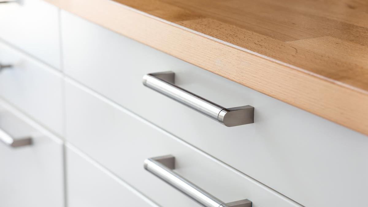 Mueble de cocina con tiradores de estilo minimalista.