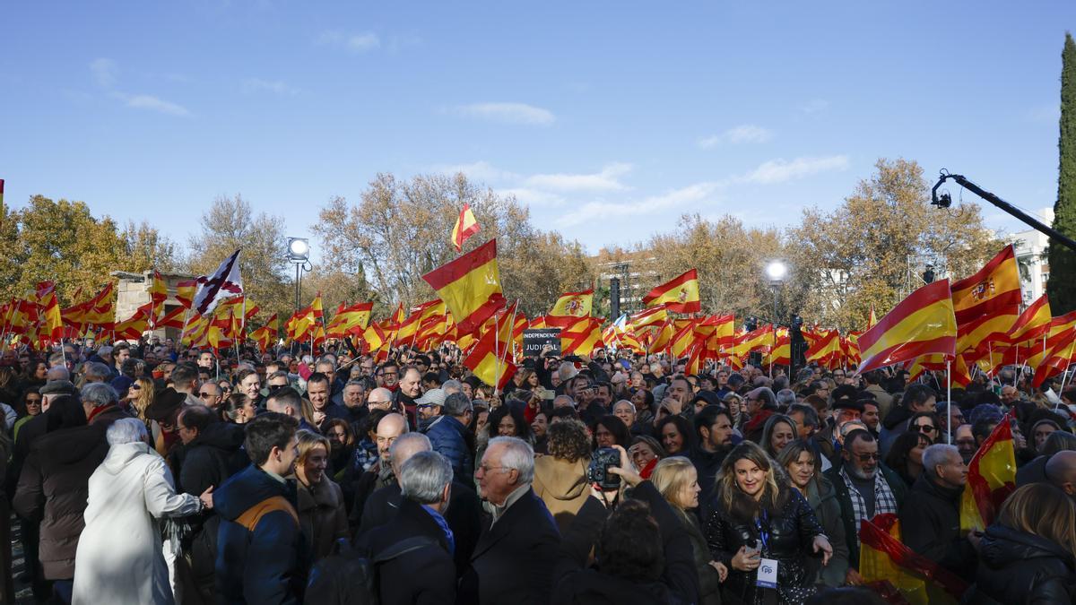 En imágenes: Miles de personas inundan con banderas de España la protesta del PP en Madrid para pedir elecciones anticipadas