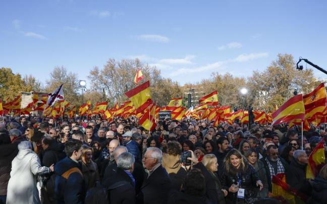 En imágenes: Miles de personas inundan con banderas de España la protesta del PP en Madrid para pedir elecciones anticipadas