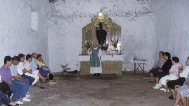 Celebración religiosa en el interior de la ermita de San Pedro de Akondia.