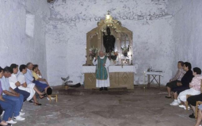 Celebración religiosa en el interior de la ermita de San Pedro de Akondia.