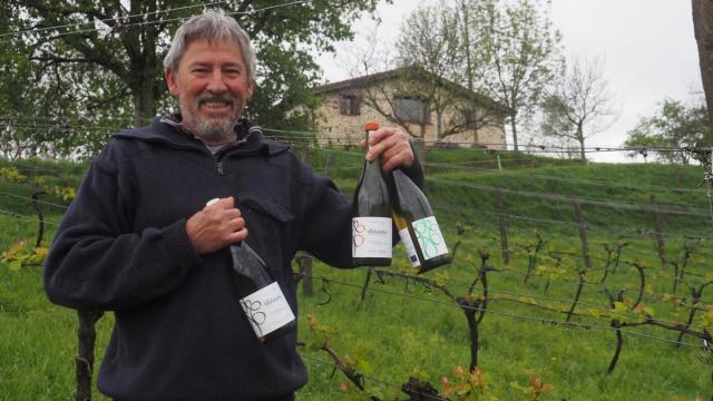 'Luisja' Oregi, con los productos que elabora en los terrenos del caserío Urkizahar de Beizama / Aitor 'Luisja' Oregi, con los productos que elabora en los terrenos del caserío Urkizahar de Beizama