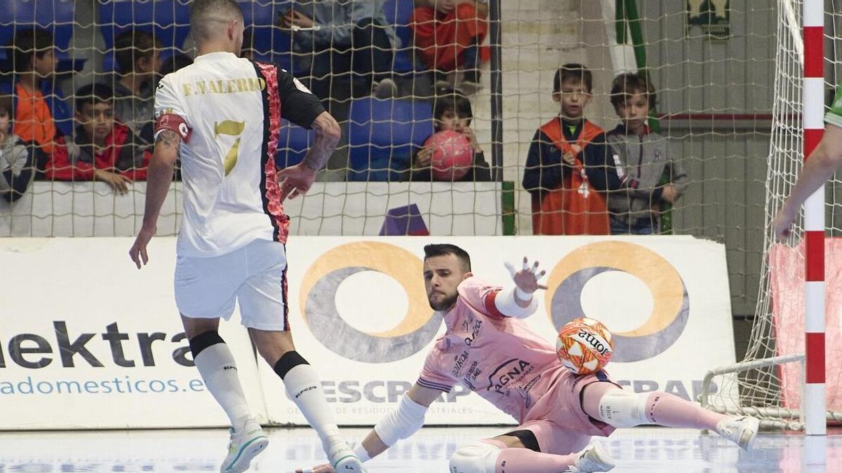 El ahora capitán Asier Llamas detiene un balón a tiro de Felipe Valerio, autor del segundo gol murciano.