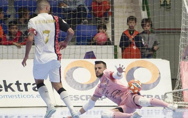 El ahora capitán Asier Llamas detiene un balón a tiro de Felipe Valerio, autor del segundo gol murciano. El ahora capitán Asier Llamas detiene un balón a tiro de Felipe Valerio, autor del segundo gol murciano.