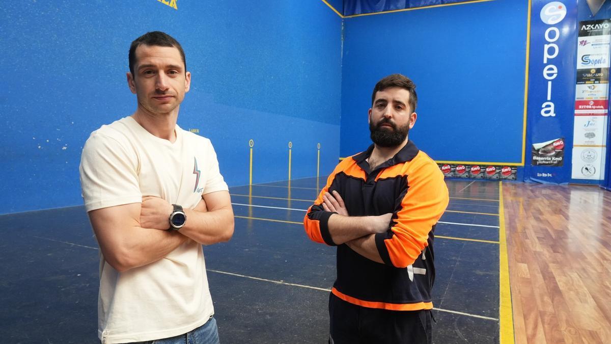 Iker Gordon e Ibai Pérez posan en el frontón de Sopela.