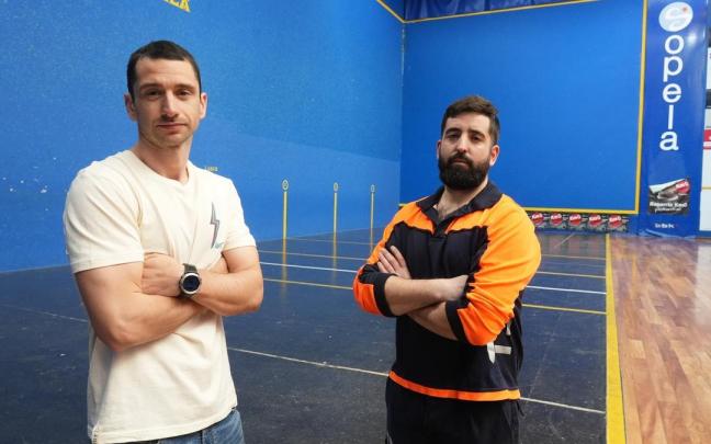Iker Gordon e Ibai Pérez posan en el frontón de Sopela.