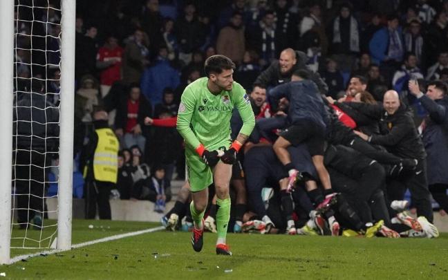 Álex Remiro se reincorpora resignado tras la eliminación de la Real. / RUBEN PLAZA