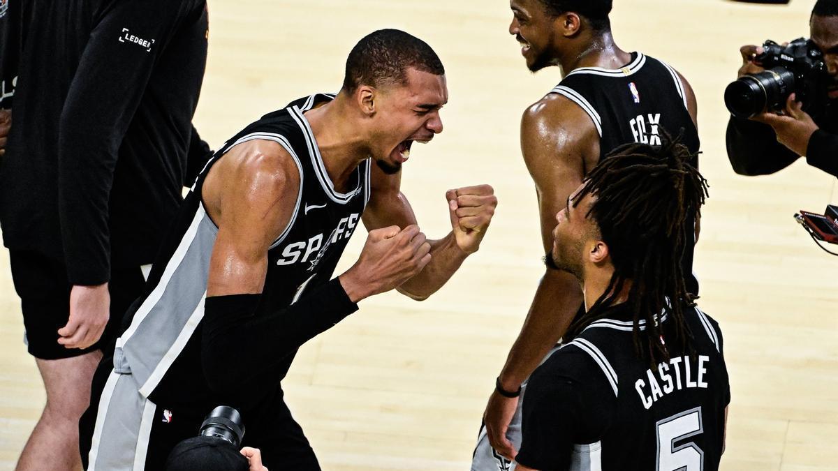 Wembanyama, escogido MVP de la serie, celebra la victoria.