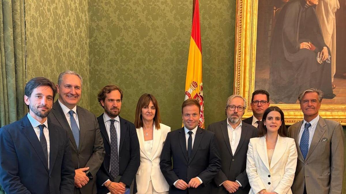 La socialista Idoia Mendia, la cuarta por la izquierda, en la misión propuesta por el PP