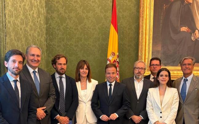 La socialista Idoia Mendia, la cuarta por la izquierda, en la misión propuesta por el PP