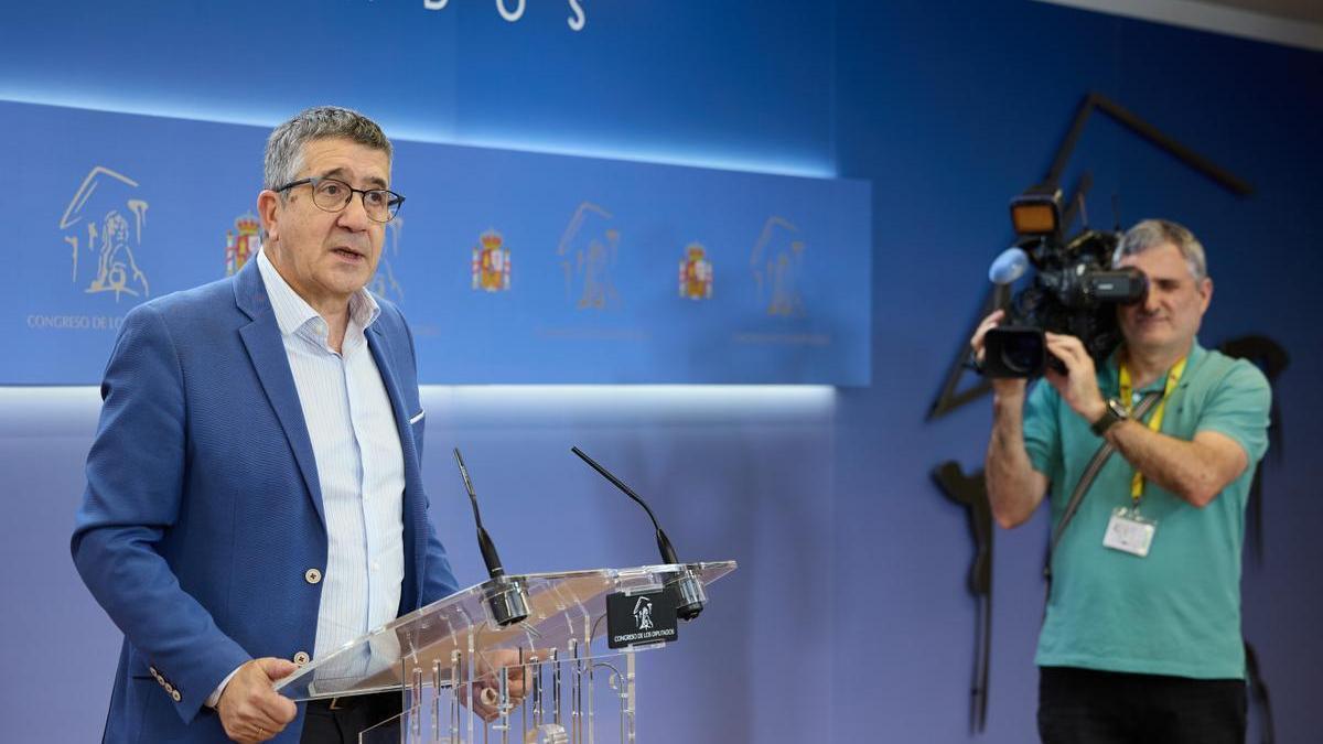 El portavoz del PSOE en el Congreso, Patxi López, en una rueda de prensa.