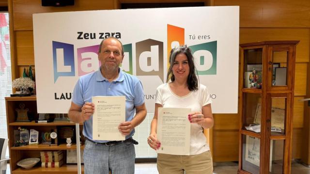 Momento de la firma del convenio con Cruz Roja en Laudio