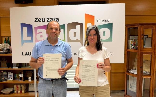 Momento de la firma del convenio con Cruz Roja en Laudio