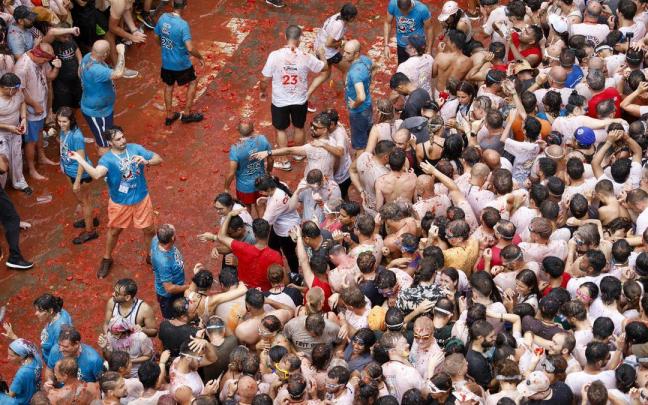 Buñol vuelve a teñirse de rojo con la Tomatina