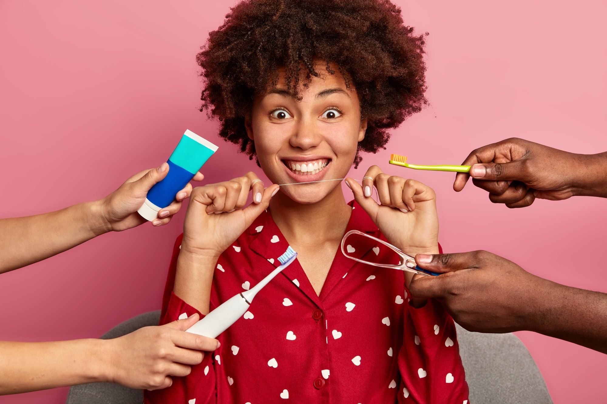 Una mujer con los utensilios necesarios para lavarse los dientes.
