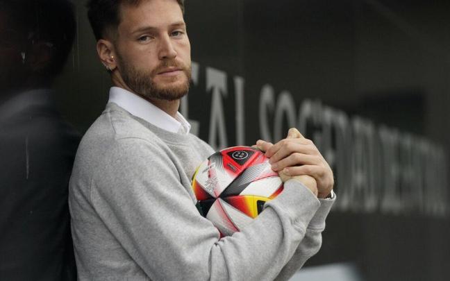 Alex Remiro posa en Zubieta para NOTICIAS DE GIPUZKOA. / RUBEN PLAZA