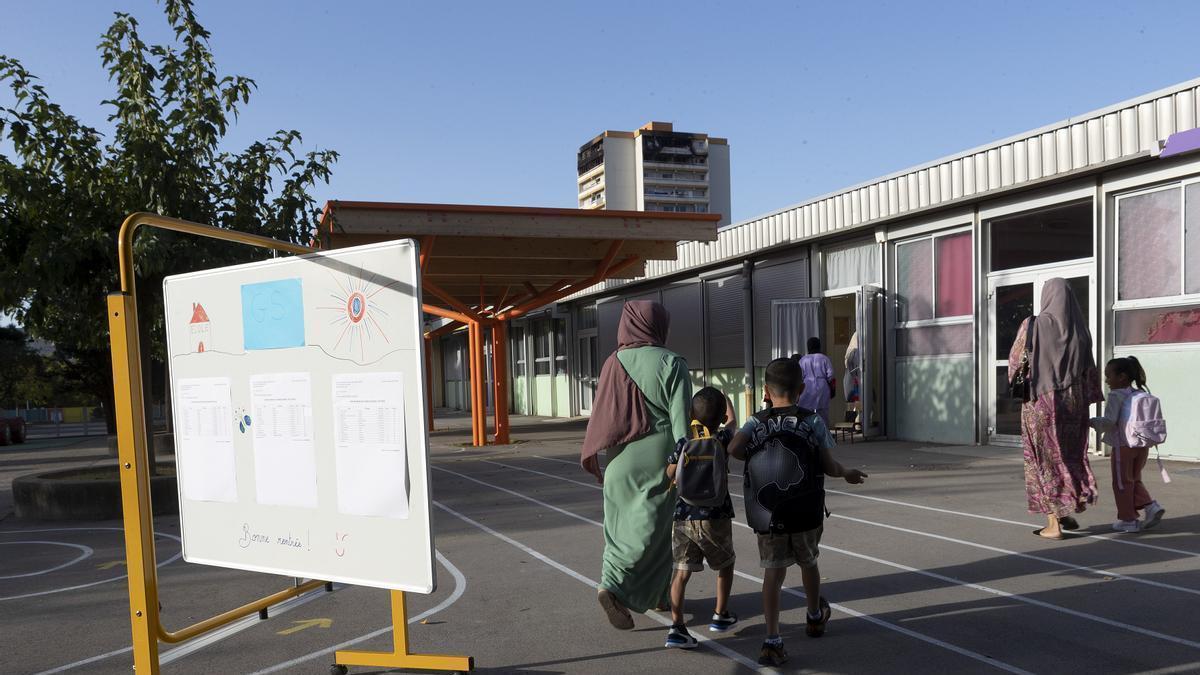 Dos mujeres musulmanas llevan a sus hijos a un colegio en Montpellier.