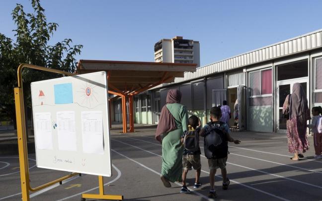 Dos mujeres musulmanas llevan a sus hijos a un colegio en Montpellier.