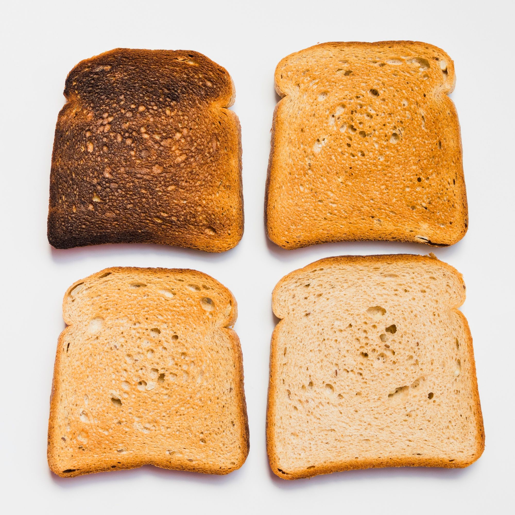 Rebanadas de pan más o menos tostadas, la primera de ella más bien quemada.