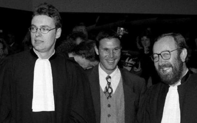 El futbolista belga Bosman sonríe entre sus dos abogados tras ganar el juicio contra la UEFA.