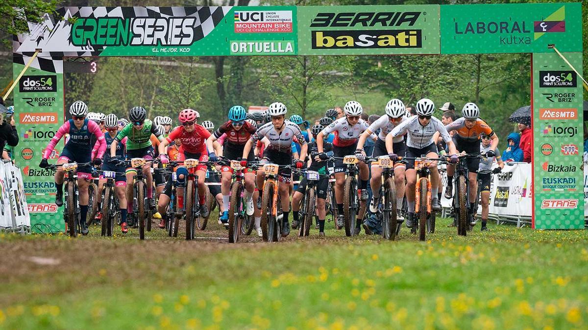 Los bikers debieron luchar contra una lluvia que añadió dureza al circuito de Las Balsas de Ortuella