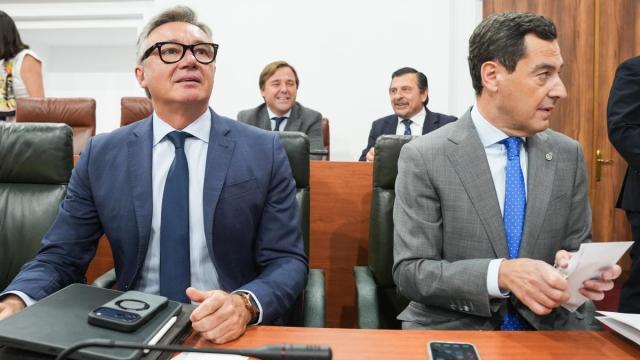 El presidente de la Junta de Andalucía, Juanma Moreno (d), junto al vicepresidente segundo y consejero de Turismo, Justicia, Desregulación y Administración local, Manuel Gavira .