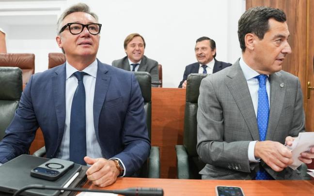 El presidente de la Junta de Andalucía, Juanma Moreno (d), junto al vicepresidente segundo y consejero de Turismo, Justicia, Desregulación y Administración local, Manuel Gavira .