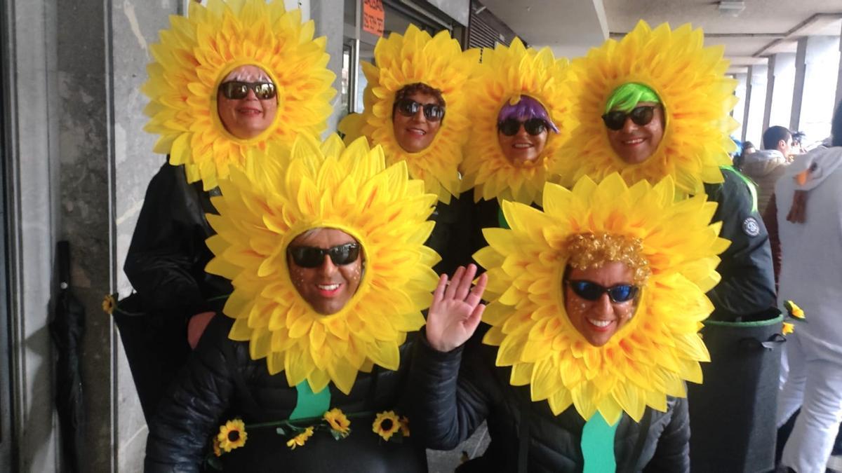 Los girasoles de Mendaro no se dejaron amilanar por el mal tiempo y se sumaron a la fiesta a pesar de la lluvia.