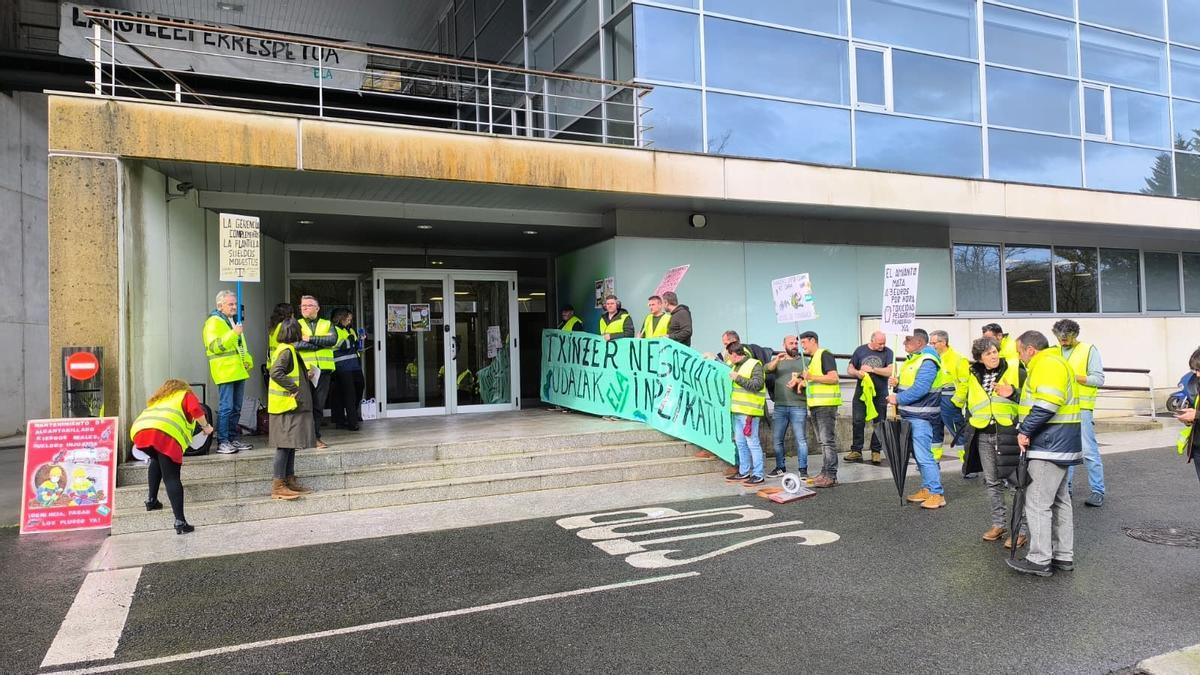 Foto de una de las protestas llevadas a cabo por parte de la plantilla de Txingudiko Zerbitzuak.