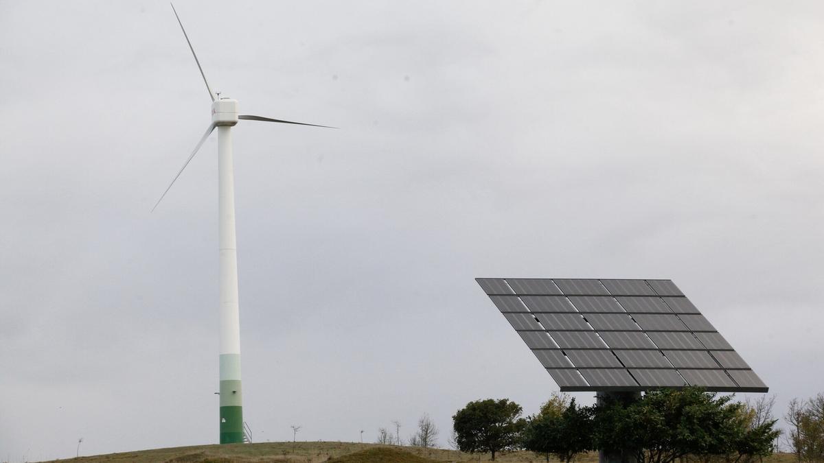 Molino de viento y placa solar fotovoltaica del Parque Tecnológico de Araba.