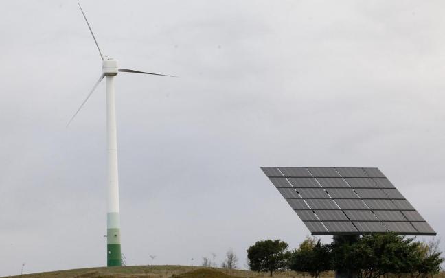 Molino de viento y placa solar fotovoltaica del Parque Tecnológico de Araba. Molino de viento y placa solar fotovoltaica del Parque Tecnológico de Araba.