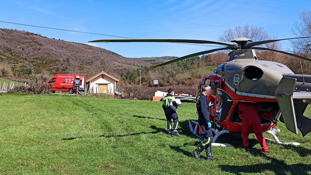 El herido es cargado en el helicóptero para su traslado al hospital.