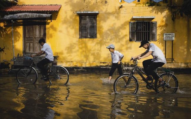 Niños divirtiéndose con la bicicleta