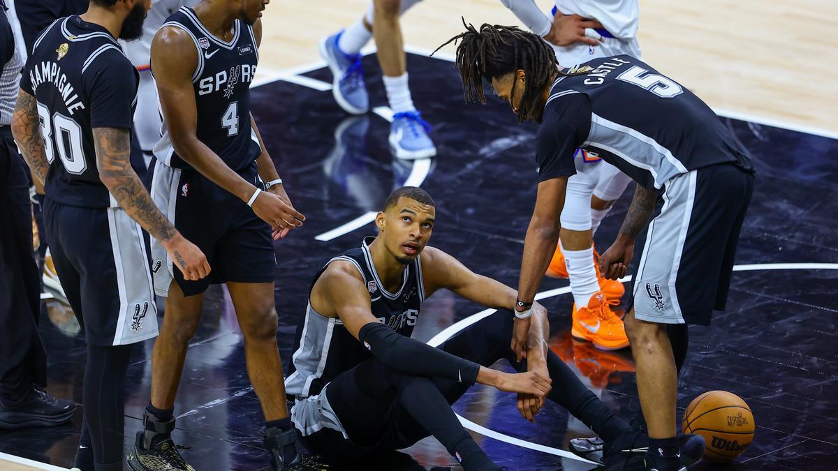 Victor Wembanyama, con rostro de desesperación ante los Knicks.