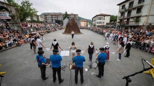 Miembros de la Corporación y ciudadanos, con el pañuelo.