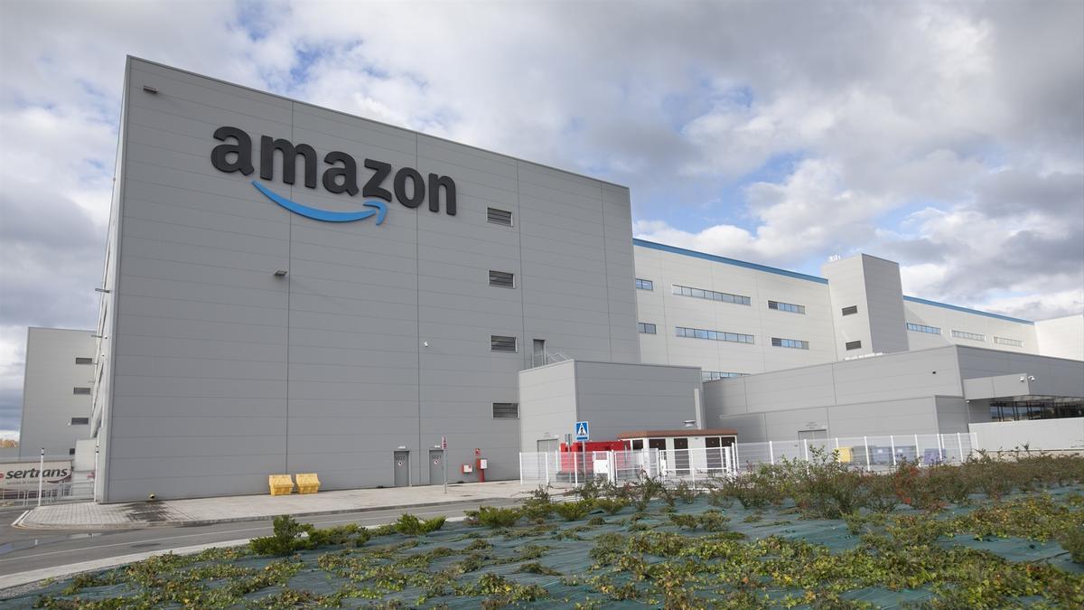 Fachada del centro Logístico de Amazon.