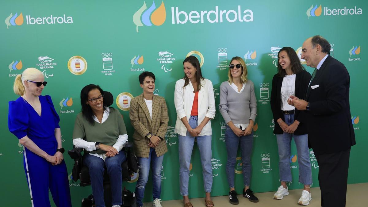 Ignacio Galán junto a Susana Rodríguez, Teresa Perales, María Pérez, Sara Sorribes, Elena Congost y Laura Ester.