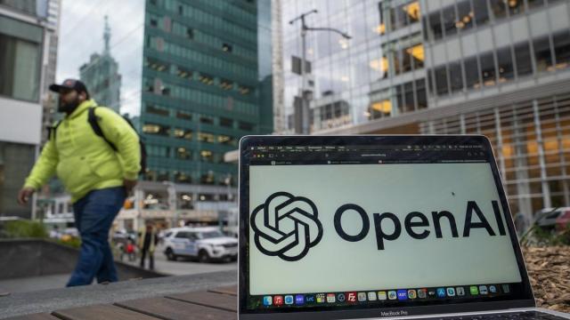 Un ordenador muestra el logotipo de OpenAI en Nueva York.