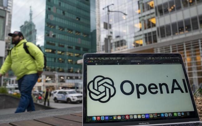 Un ordenador muestra el logotipo de OpenAI en Nueva York.