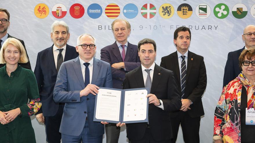 El lehendakari, Imanol Pradales, con la declaración ratificada hoy en Bilbao junto al resto de representantes.