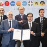 El lehendakari, Imanol Pradales, con la declaración ratificada hoy en Bilbao junto al resto de representantes.