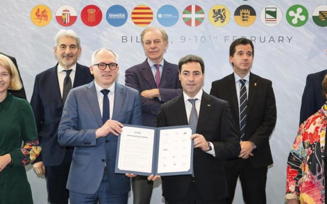 El lehendakari, Imanol Pradales, con la declaración ratificada hoy en Bilbao junto al resto de representantes.