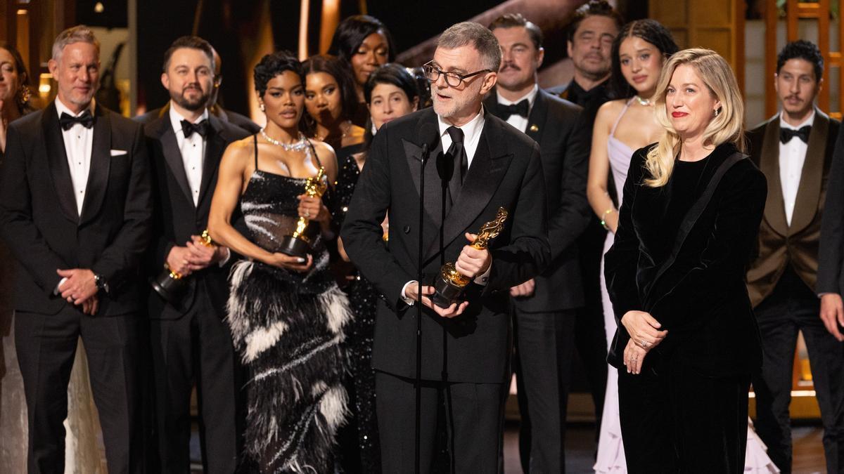 Paul Thomas Anderson recoge la estatuilla en la última edición de los Oscar.