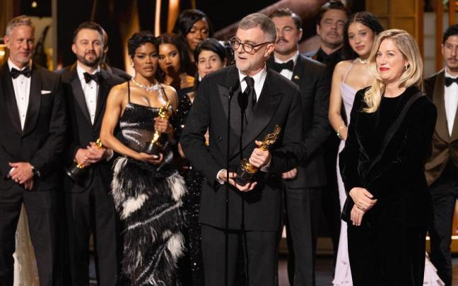Paul Thomas Anderson recoge la estatuilla en la última edición de los Oscar.